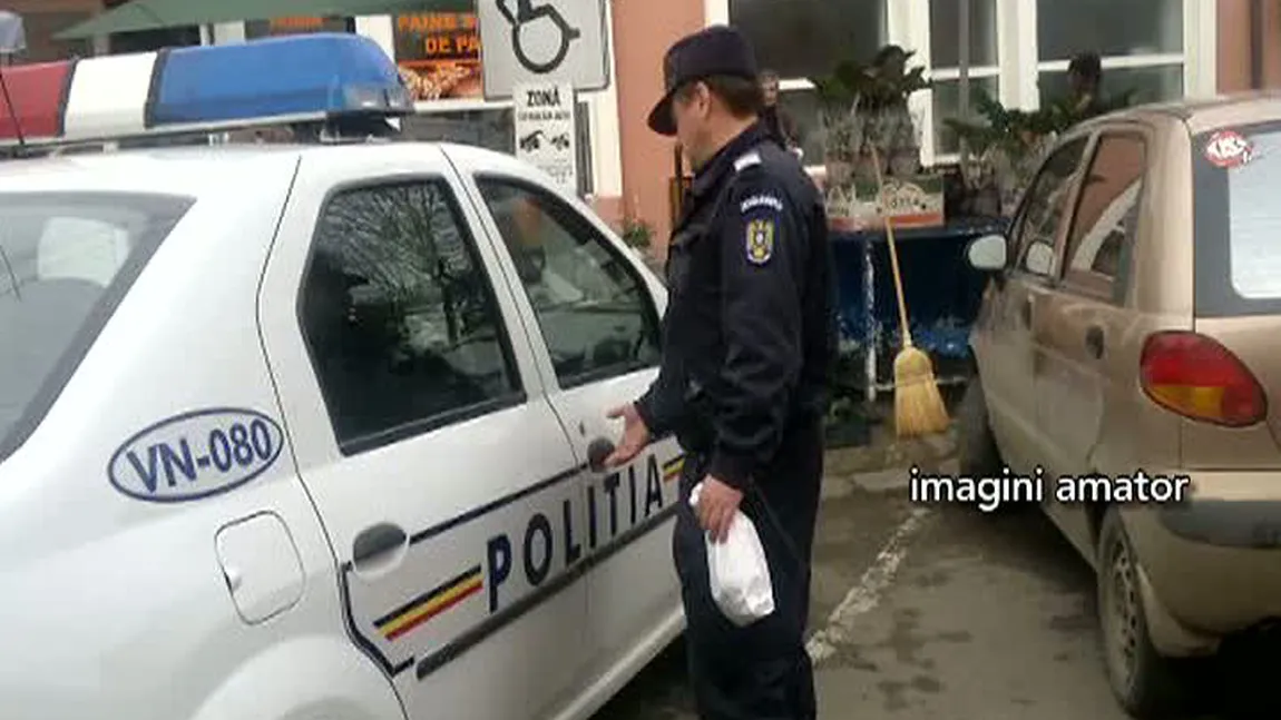 Poliţia din Vrancea parchează pe locurile pentru handicapaţi VIDEO