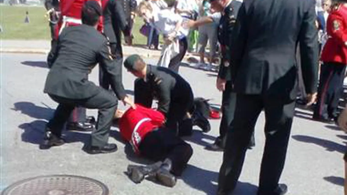 Canada: Una dintre gărzile de ceremonie s-a înjunghiat cu baioneta în timpul unei parade