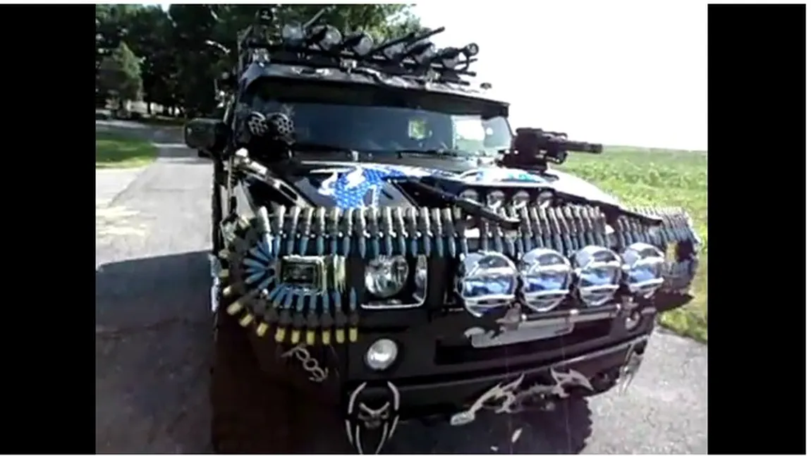 Hummer H2, tunat cu MITRALIERE. Noaptea devine club pe patru roţi VIDEO