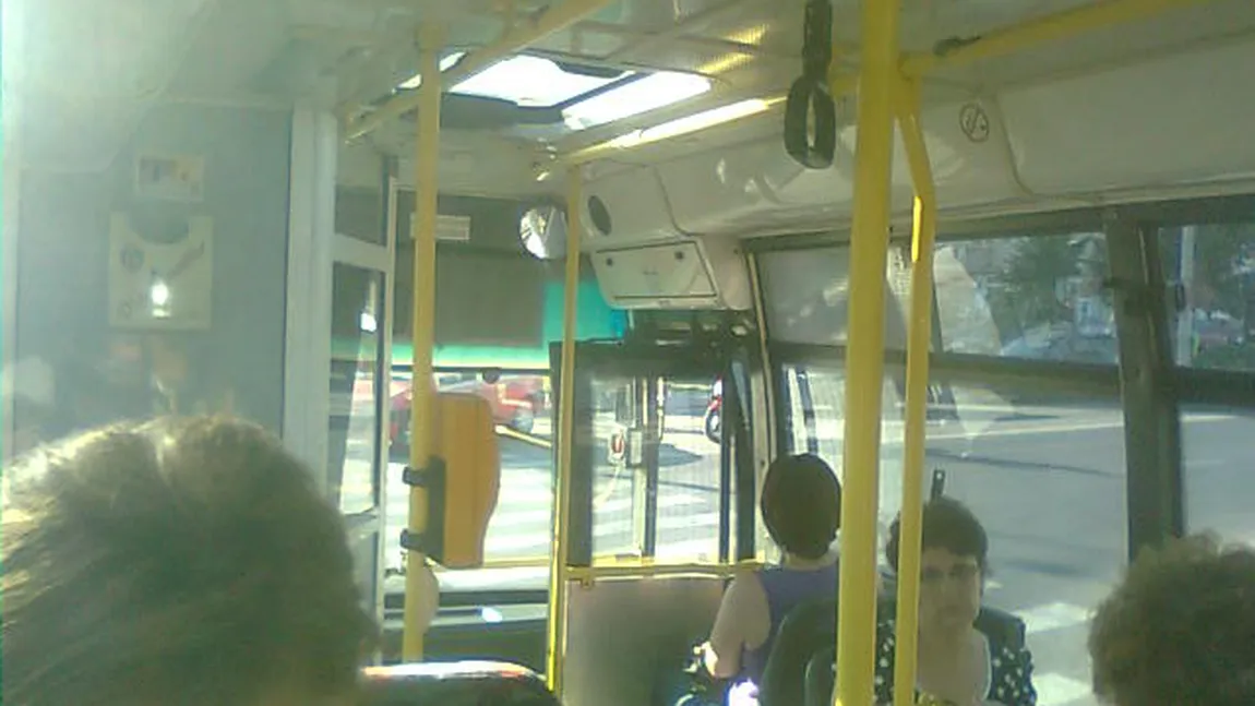 ŞTIREA TA: Un autobuz merge cu uşile deschise FOTO