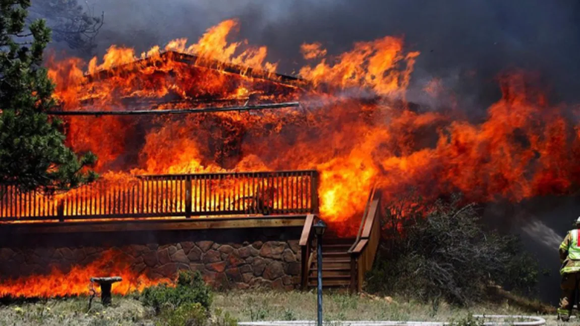 SUA: Stare de CATASTROFĂ în statul Colorado, devastat de incendii