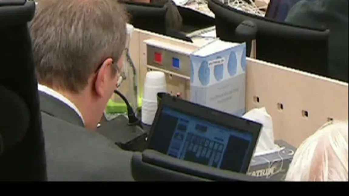 Unul dintre judecătorii lui Breivik, surprins jucând SOLITAIRE în toiul procesului VIDEO