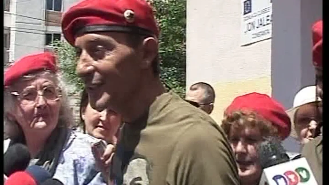 Radu Mazăre, la vot însoţit de trei pensionare cu berete roşii pe cap