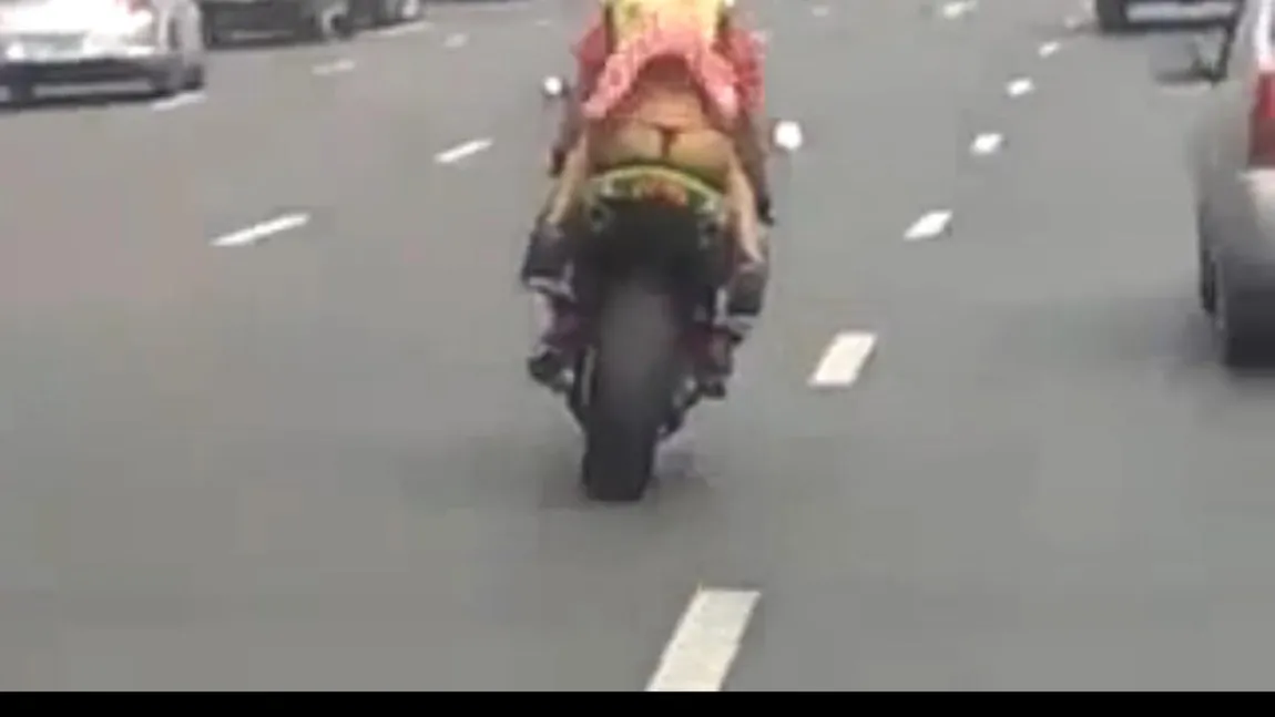 În chiloţei pe motocicletă! Ce s-au mai distrat băieţii VIDEO