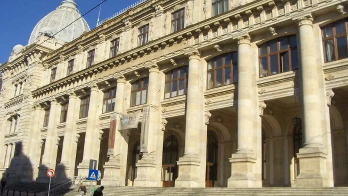 SEX ORAL pe scările Muzeului de Istorie din Bucureşti FOTO