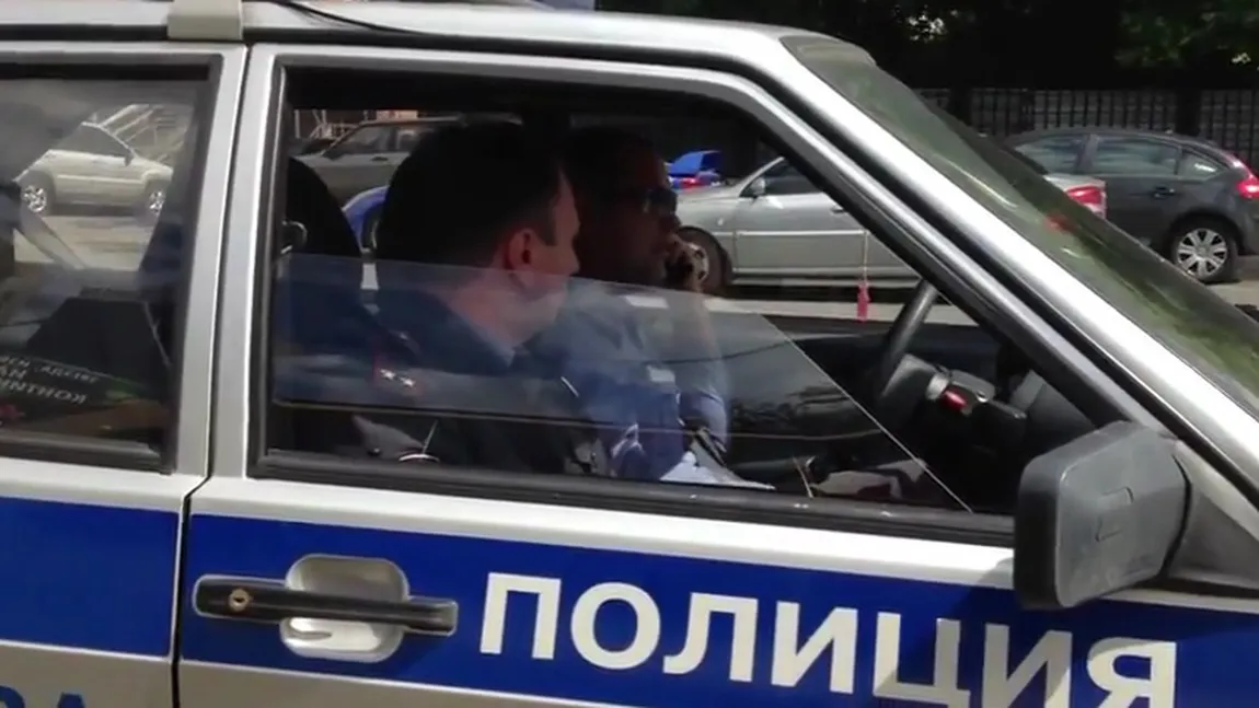 TUPEU. Un şofer din Rusia a certat doi poliţişti. Vezi ce s-a întâmplat VIDEO