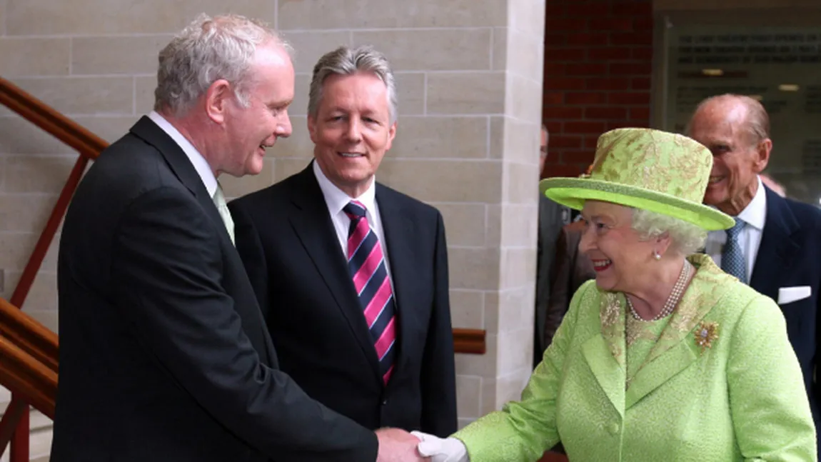 Reconciliere istorică între Marea Britanie şi Irlanda de Nord: Regina dă mâna cu fostul lider al IRA