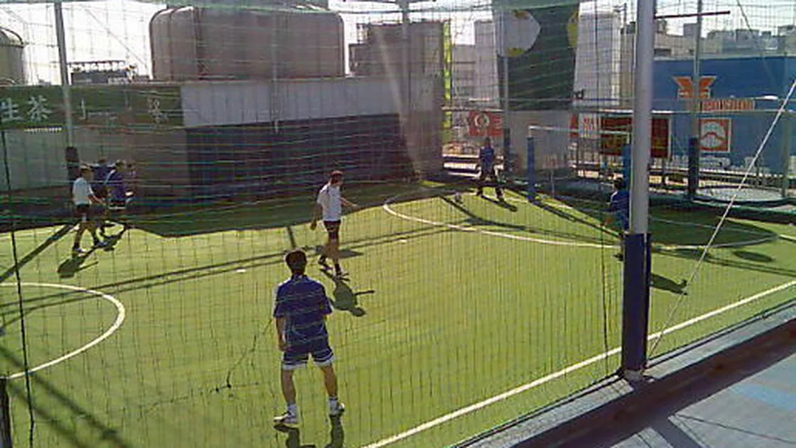 Japonezii joacă fotbal pe acoperişul blocului