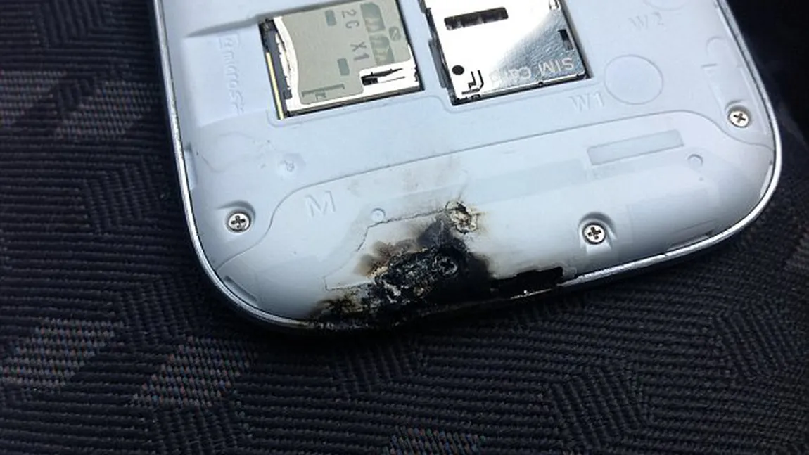 Un telefon Samsung Galaxy S3 a explodat în timp ce se încărca în maşină FOTO