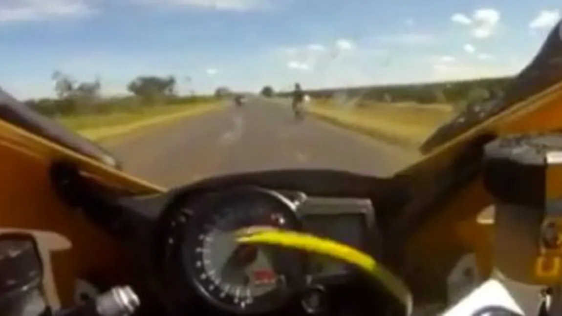 Motociclist, atacat de un şarpe în timp ce mergea cu 250 km/h VIDEO
