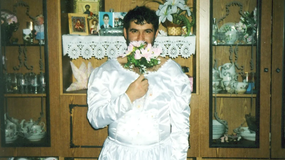 Un preot moldovean s-a fotografiat în rochie de mireasă. Nevasta l-a pârât că este homosexual