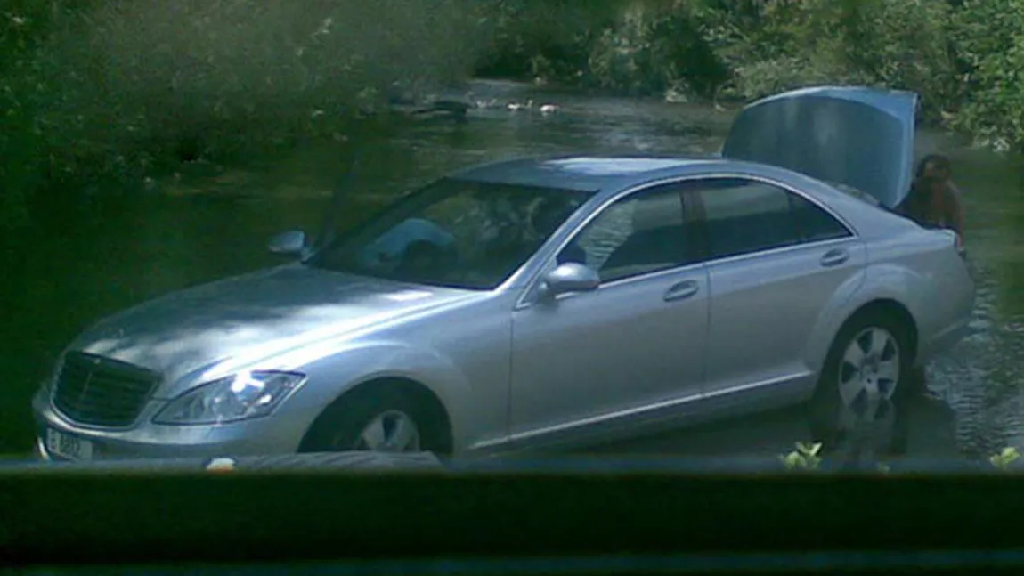 Un şmecher şi-a parcat Mercedes-ul de 100.000 de euro în gârlă, pentru a-l spăla