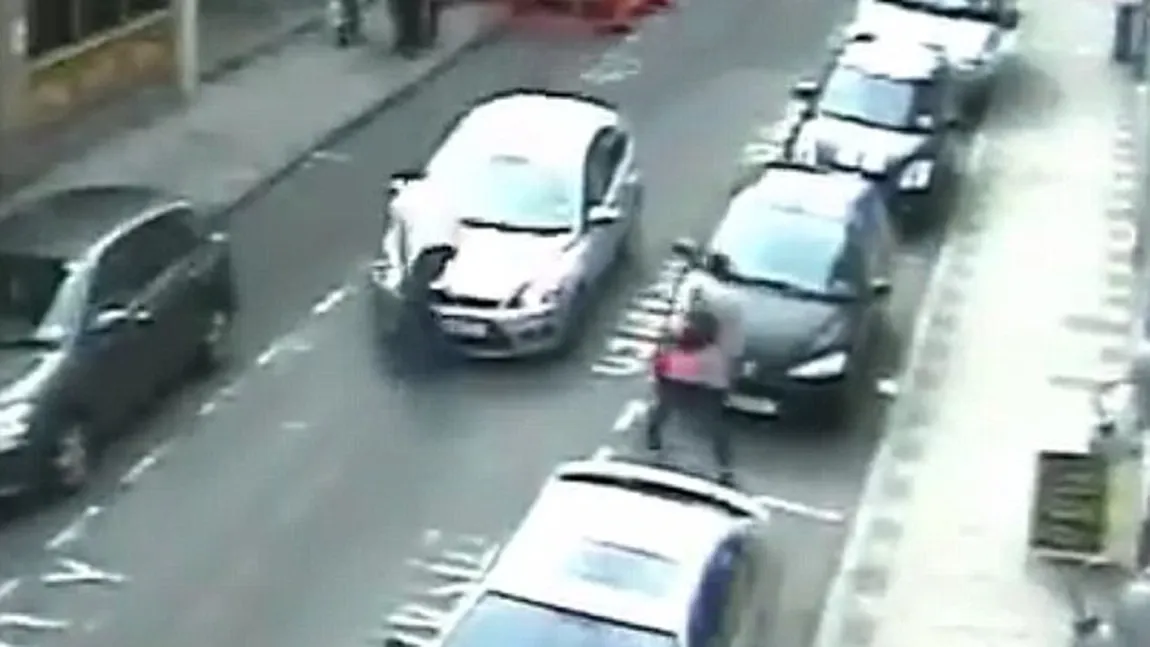 INCREDIBIL: O şoferiţă a lovit un pieton şi a mers cu el pe capotă câteva sute de metri VIDEO