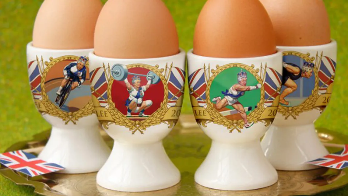 CHILOŢI şi suporturi pentru ouă cu ocazia jubileului reginei Marii Britanii. Vezi alte SUVENIRURI