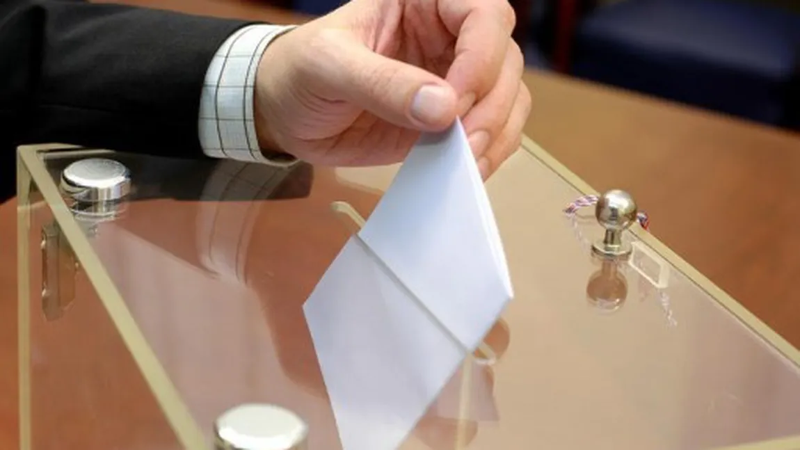Votare întreruptă la Craiova. Două persoane au fost prinse cu mai multe buletine de vot