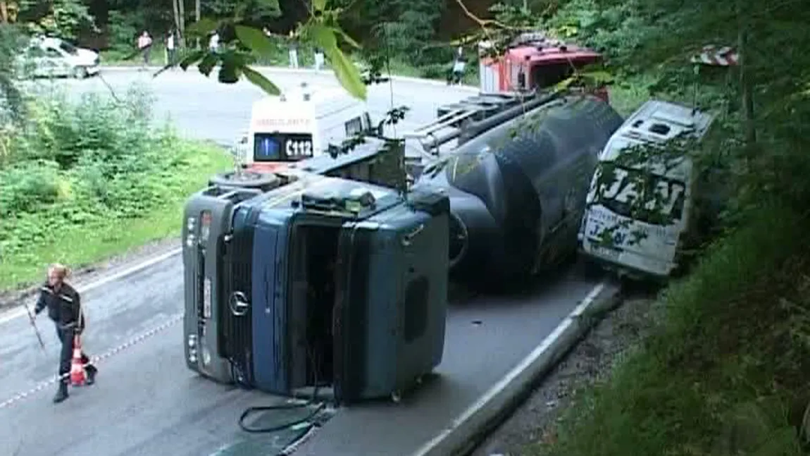 O cisternă plină cu motorină s-a ciocnit cu un autocar, în Timiş VIDEO