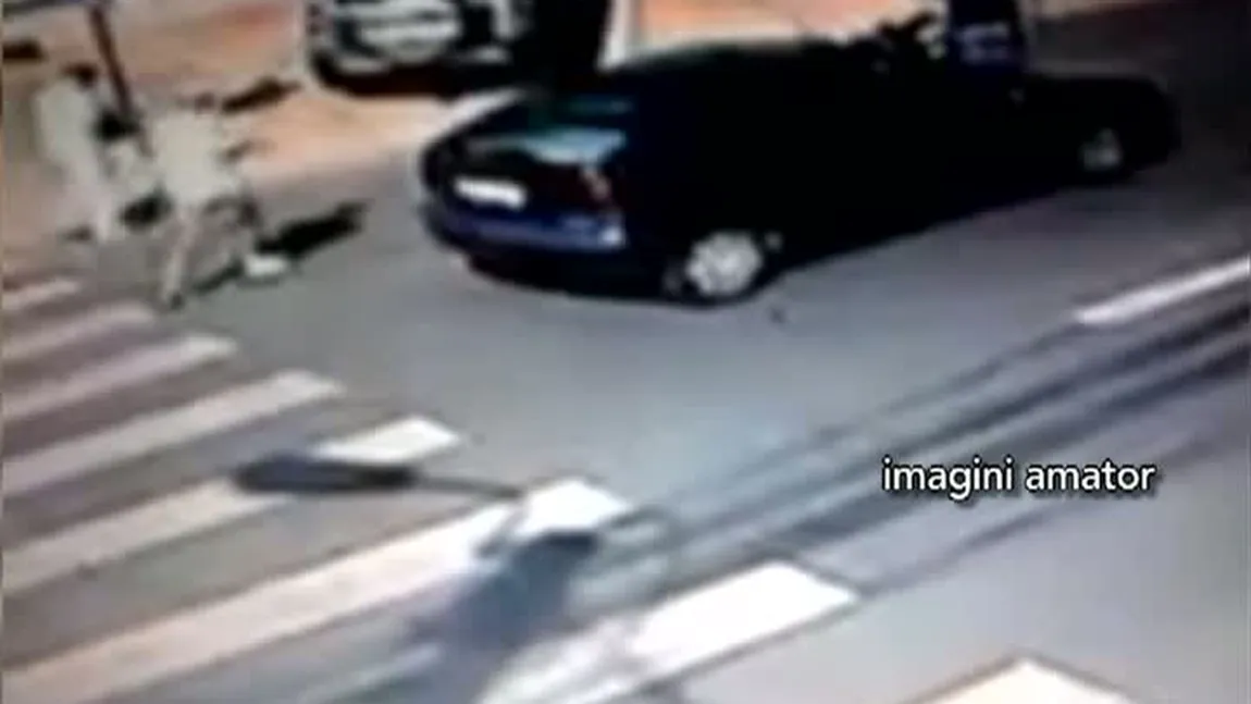 O femeie a fost SPULBERATĂ pe o trecere de pietoni de o şoferiţă neatentă VIDEO