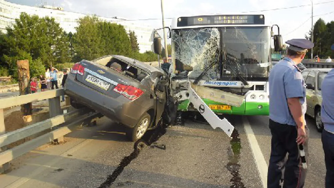 ACCIDENT ŞOCANT Un şofer beat loveşte un autobuz plin cu oameni VIDEO