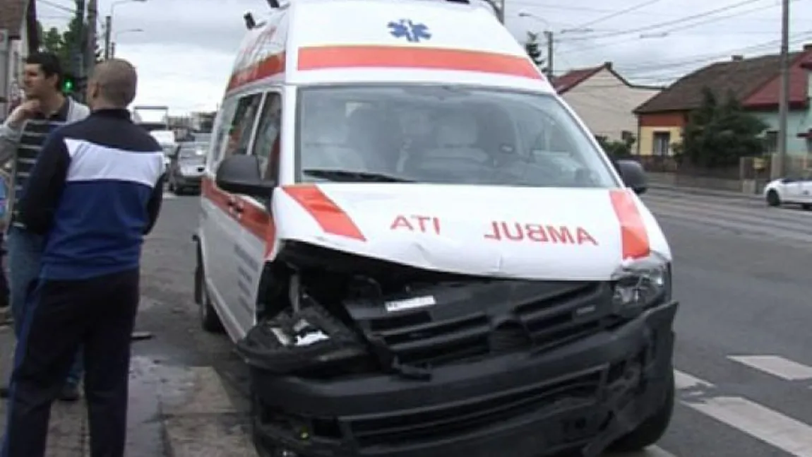 O ambulanţă condusă de un ŞOFER BĂUT, implicată în accident. Două persoane au ajuns la spital