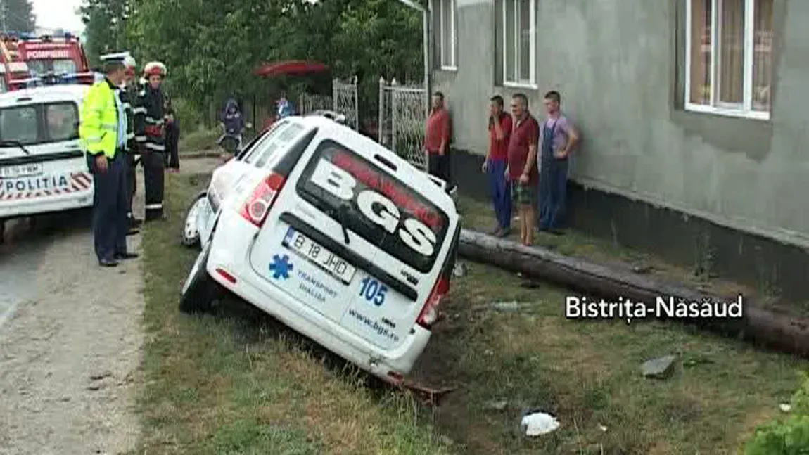 Două ambulanţe implicate în accidente rutiere. Mai multe persoane au fost rănite VIDEO