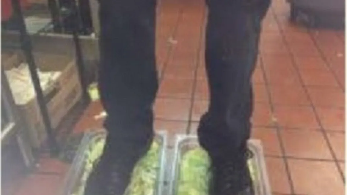 ŞOCANT: Un angajat al Burger King s-a fotografiat cu picioarele în salată şi a pus poza pe Internet