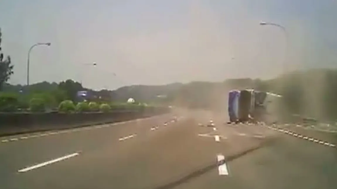 IMAGINI DRAMATICE. Un autobuz plin cu oameni s-a răsturnat pe autostradă VIDEO