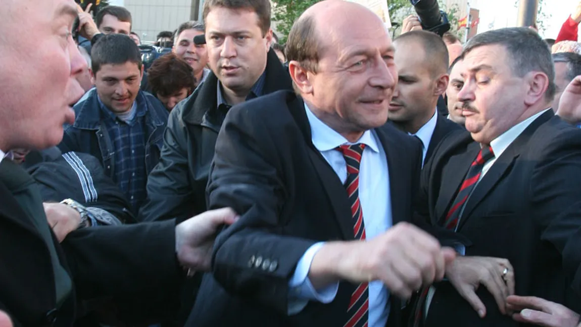 Băsescu, către presă: Vă frământă de mine. Eu sunt suspendat, lăsaţi-mă în plata mea VIDEO