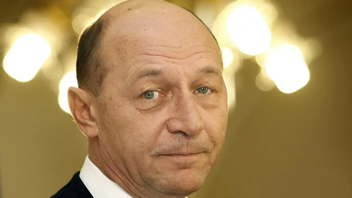 Băsescu spune că a înotat în piscina de la Vila Dante până la suspendarea sa din funcţie