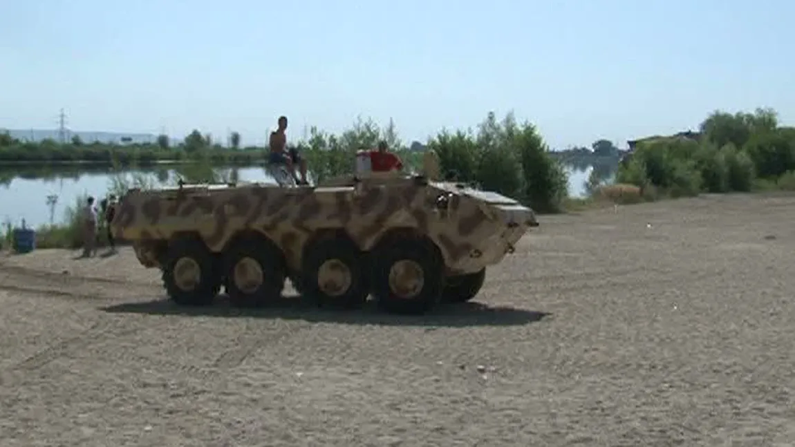Un transportor blindat militar, testat pe o plajă din Piteşti