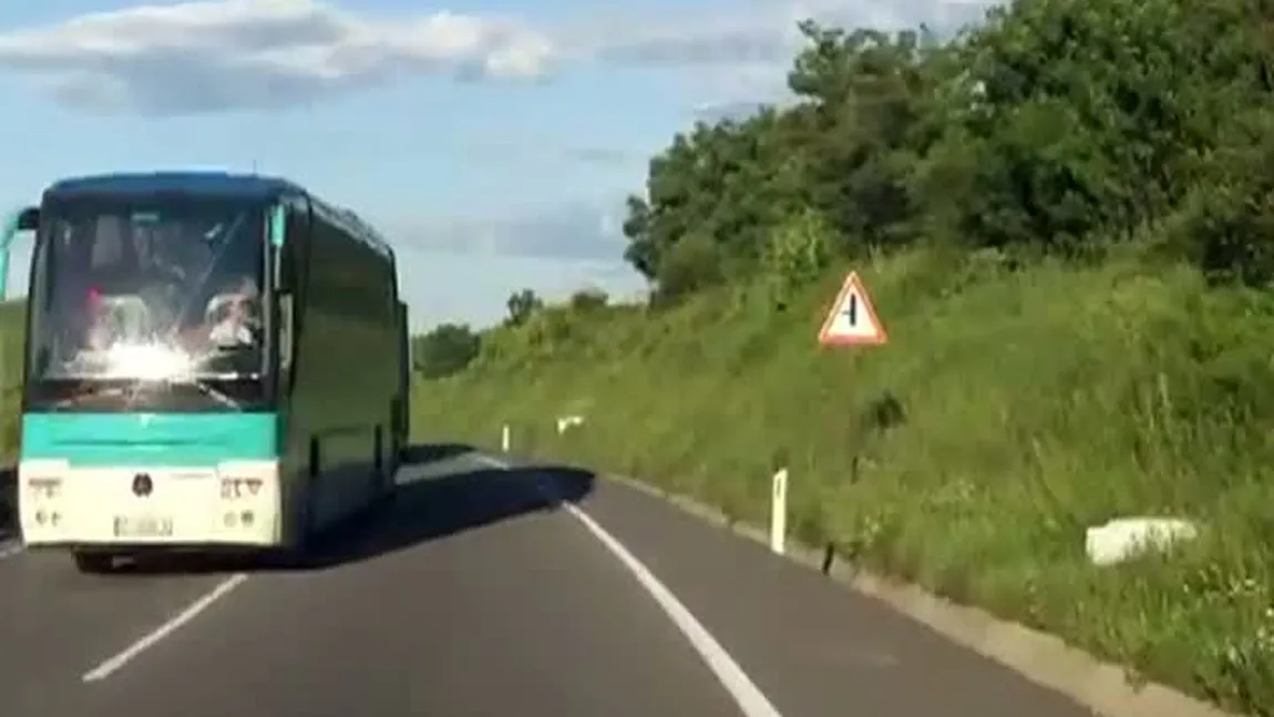 Inconştienţă fără limite. Un autocar e pe cale să spulbere o maşină VIDEO