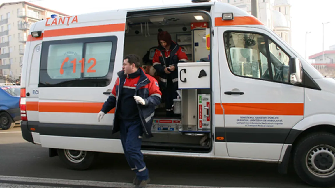 Fetiţa accidentată de un poliţist în localitatea Podul Iloaiei a murit la spital