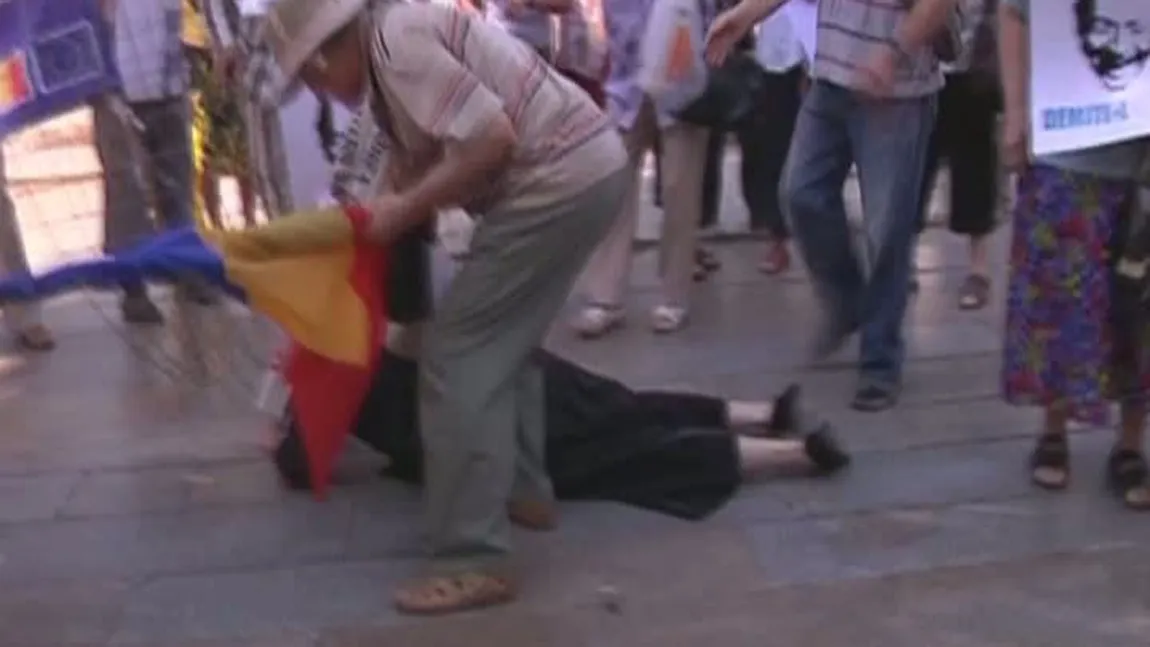 O femeie din Galaţi a leşinat la un protest al pensionarilor împotriva lui Traian Băsescu VIDEO