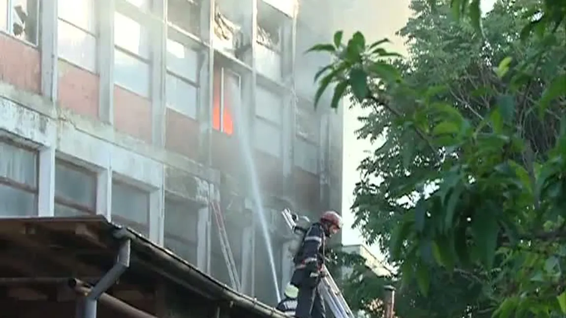 Incendiu la o fabrică din Capitală. Trei persoane blocate în clădire, salvate de pompieri VIDEO