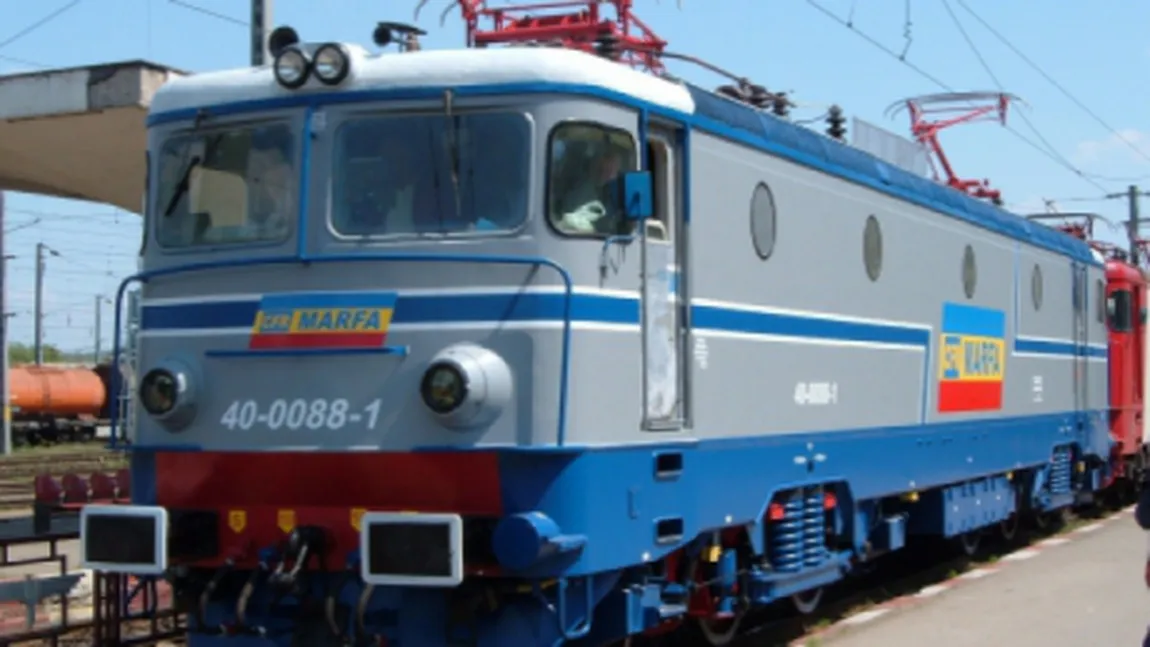 Un tren a deraiat, după ce mecanicului i s-a făcut rău şi a căzut din locomotivă