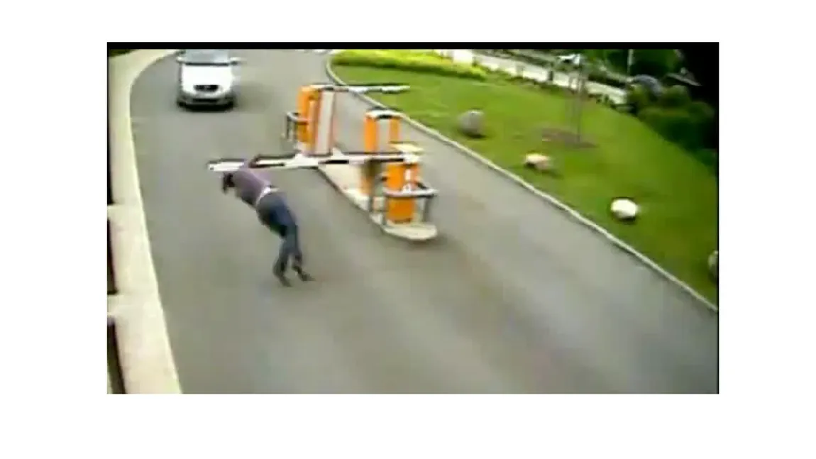 INCREDIBIL: Nu doar maşinile sunt periculoase pentru femei. Ce păţeşte o brunetă în parcare VIDEO