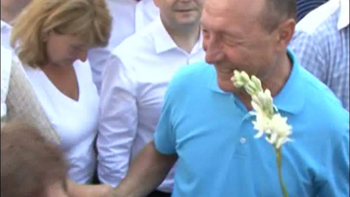 Traian Băsescu poartă haine scumpe. Vezi cât costă tricoul albastru VIDEO