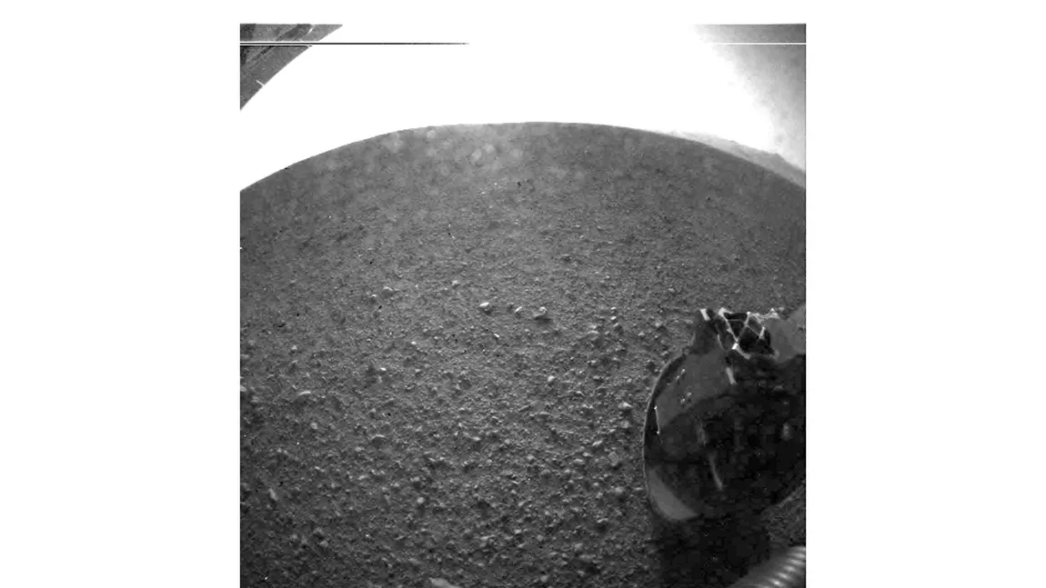 Primele imagini de pe Marte, transmise de sonda Curiosity imediat după aterizare VIDEO