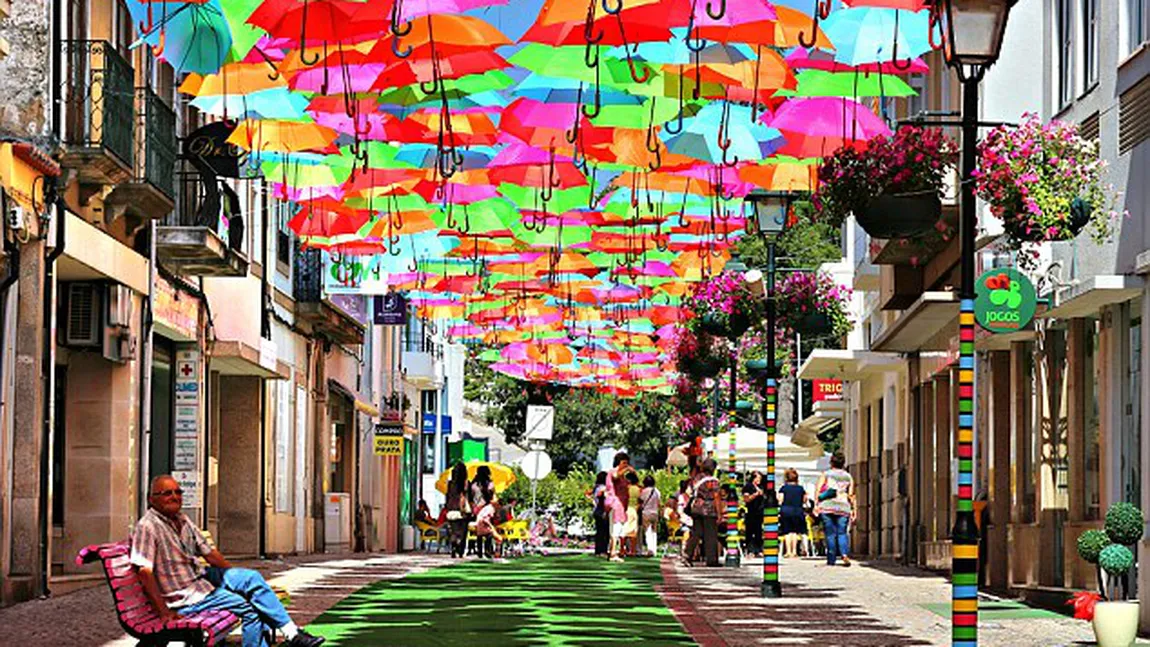 Strada umbrelelor colorate: Cea mai nostimă metodă de a ne apăra de soare FOTO