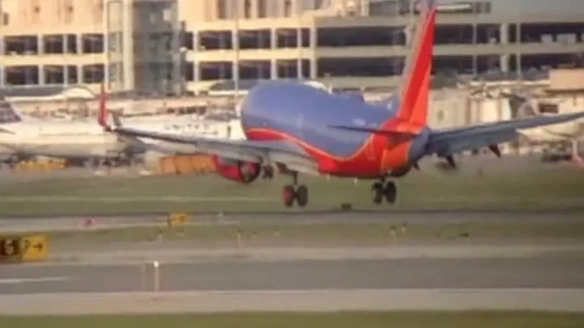 Avion deviat din cauza unui pasager violent