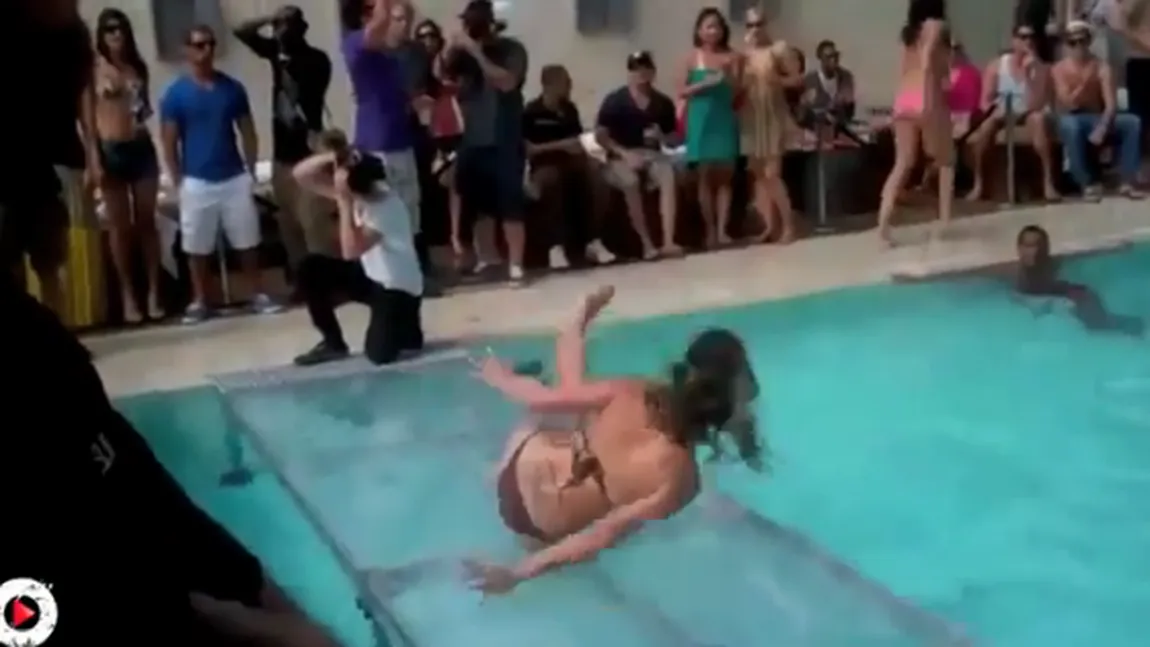 Râzi cu lacrimi! Cele mai spectaculoase căzături cu femei în bikini VIDEO