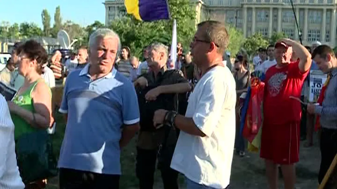 Protest în faţa CCR: Manifestanţii au cerut validarea referendumului VIDEO