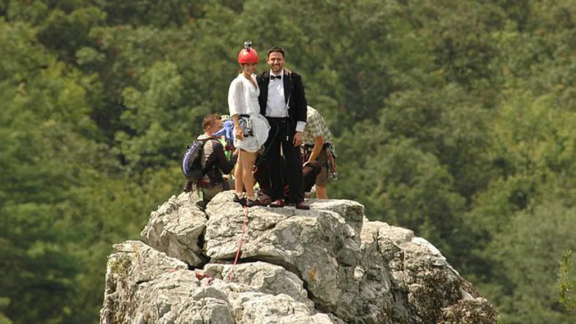 Ceremonie de nuntă pe vârful stâncii