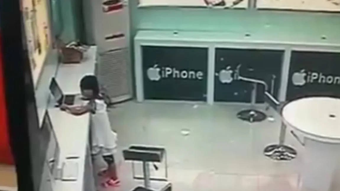 Cum fură un copil, un laptop, dintr-un magazin Apple VIDEO
