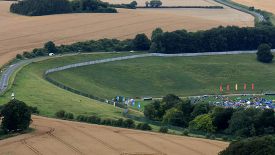 Apariţie MISTERIOASĂ pe un câmp din Marea Britanie. Vezi IMAGINEA incredibilă surprinsă din avion
