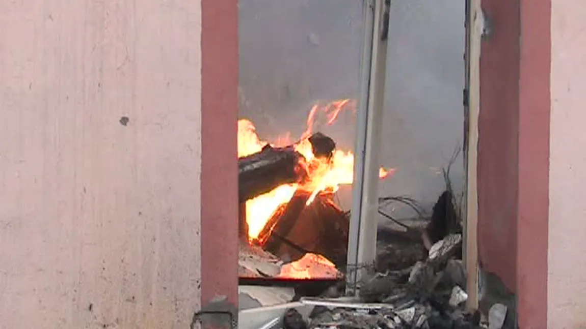 O fabrică de lactate din Buzău a luat foc după ce a fost lovită de fulger VIDEO