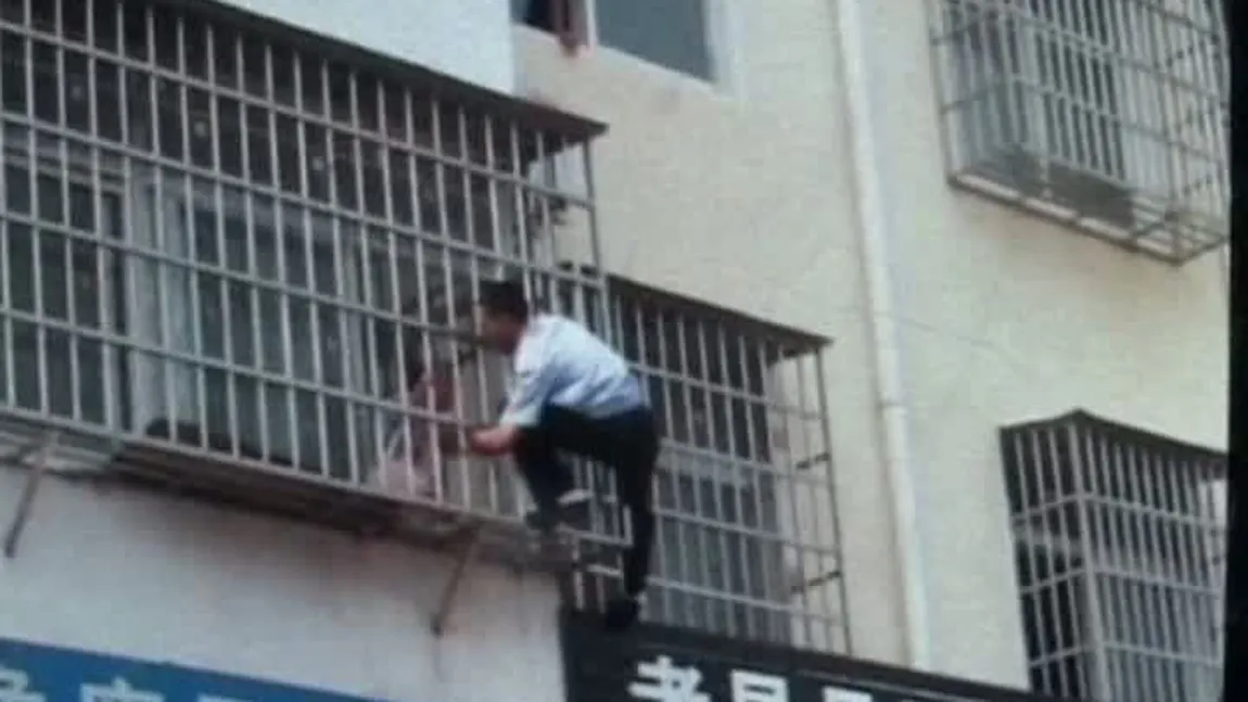 O fetiţă a atârnat minute în şir în grilajul unui balcon VIDEO