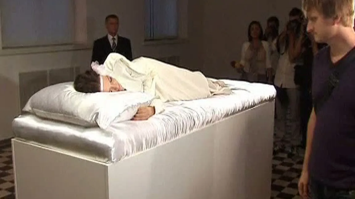 Expoziţie inedită în Kiev: Cinci frumoase adormite îşi aşteaptă aleşii pe un postament VIDEO