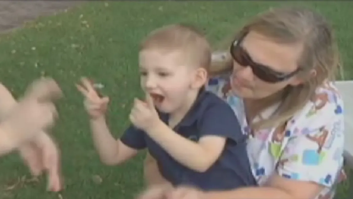 O şcoală din SUA îl obligă pe un băieţel surdo-mut să îşi schimbe numele VIDEO