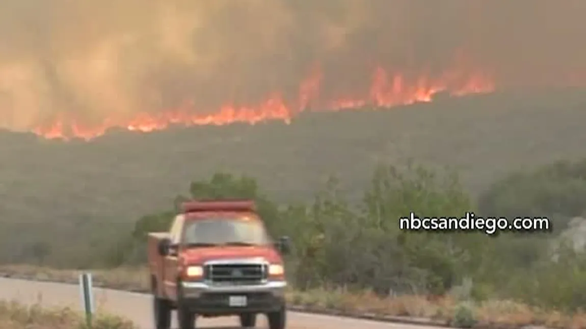 Sute de oameni, evacuaţi în urma unor incendii de vegetaţie din California VIDEO