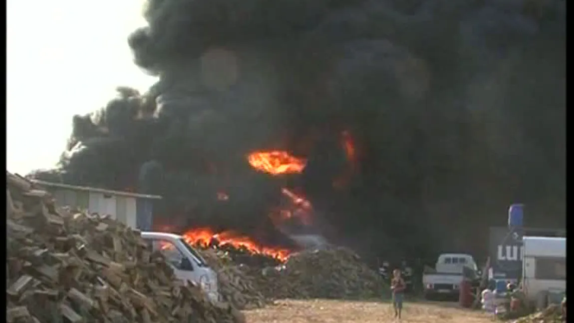 Incendiu în Constanţa: Un depozit de anvelope, în flăcări VIDEO